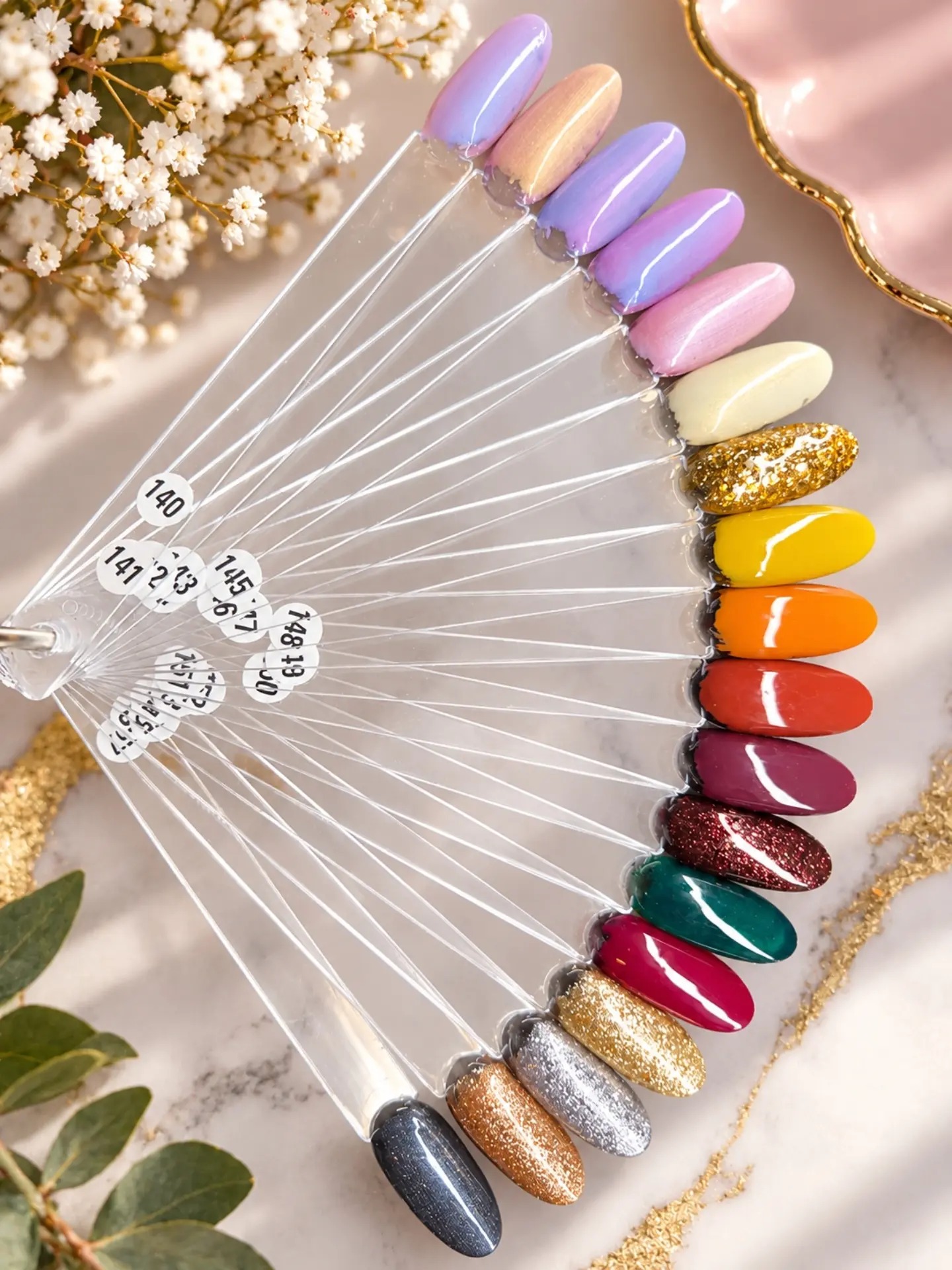 Een kleurenwaaier met ongeveer twintig gelkleuren, van lila en perzik tot geel, oranje, rood, groen en glitter